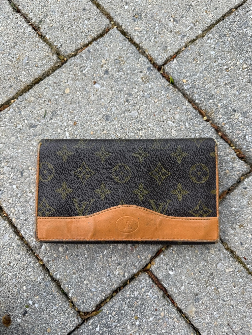 Louis Vuitton vintage wallet in monogram canvas with a tan leather trim